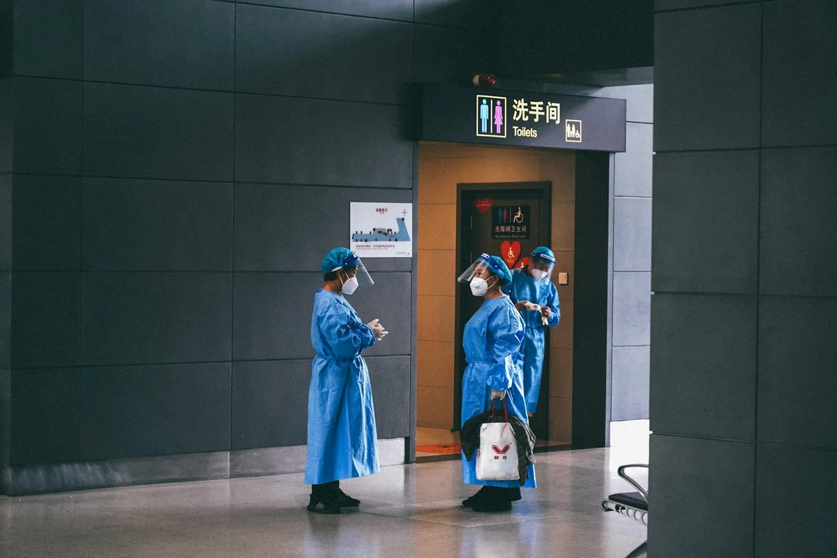 异世界设定主题的专题封面，地图与奇幻纹样